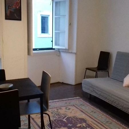 City Center | Chiado Typical Small Flat Lisbon Bagian luar foto